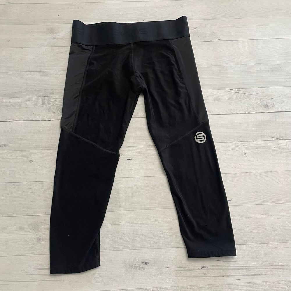 Skins black capri length compression leggings womens large